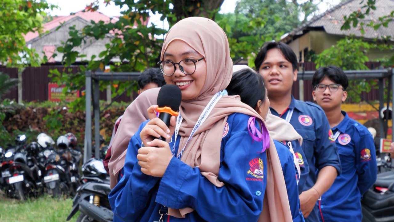 Kakak senior memperkenalkan diri masing-masing. Foto: HIMATIKA