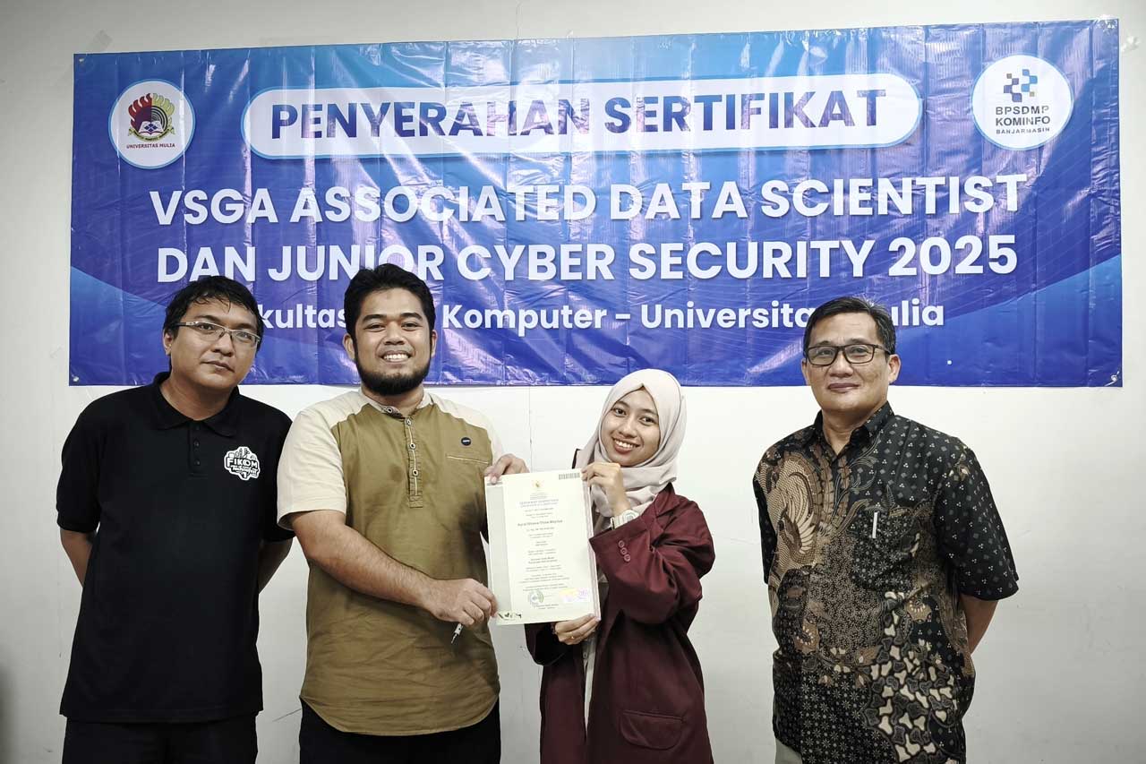 Kaprodi S1 Sistem Informasi Nasruddin menyerahkan sertifikat kepada salah seorang mahasiswanya, didamping Dekan Djumhadi dan Wakil Dekan Tri Sudinugraha. Foto: Media Kreatif