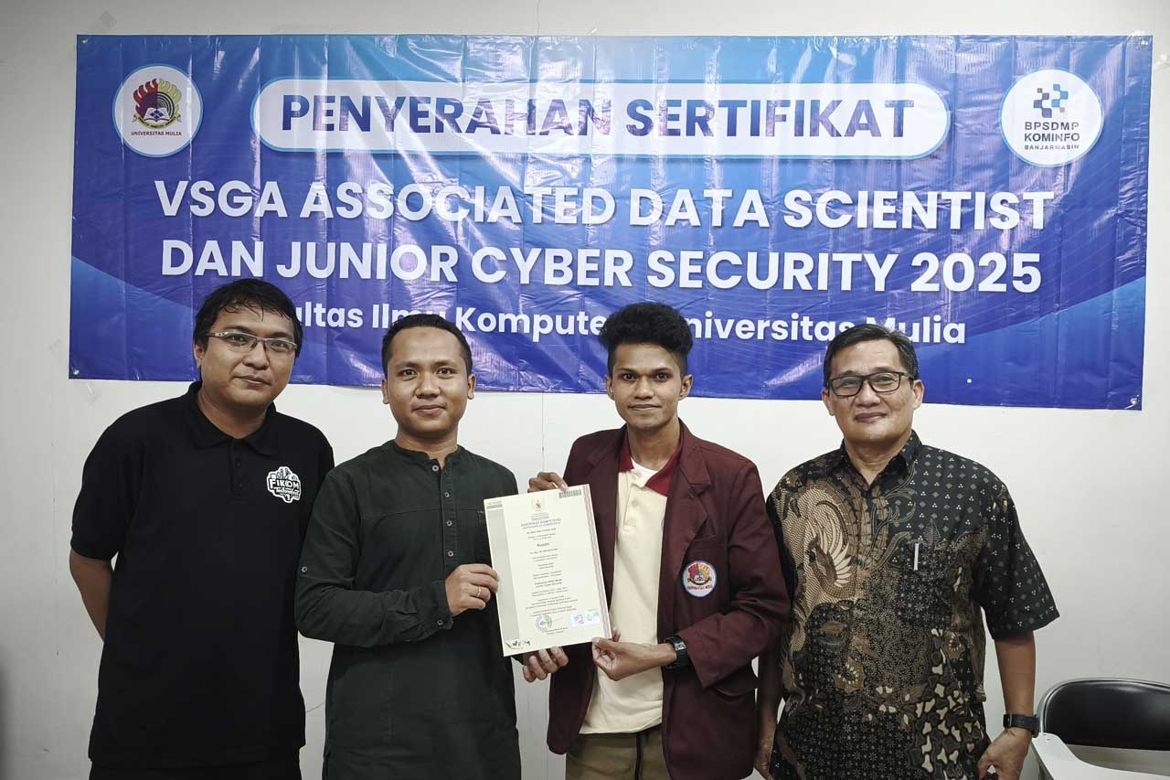 Kaprodi S1 Teknologi Informasi Agus Wijayanto menyerahkan sertifikat kepada salah seorang mahasiswanya, didamping Dekan Djumhadi dan Wakil Dekan Tri Sudinugraha. Foto: Media Kreatif