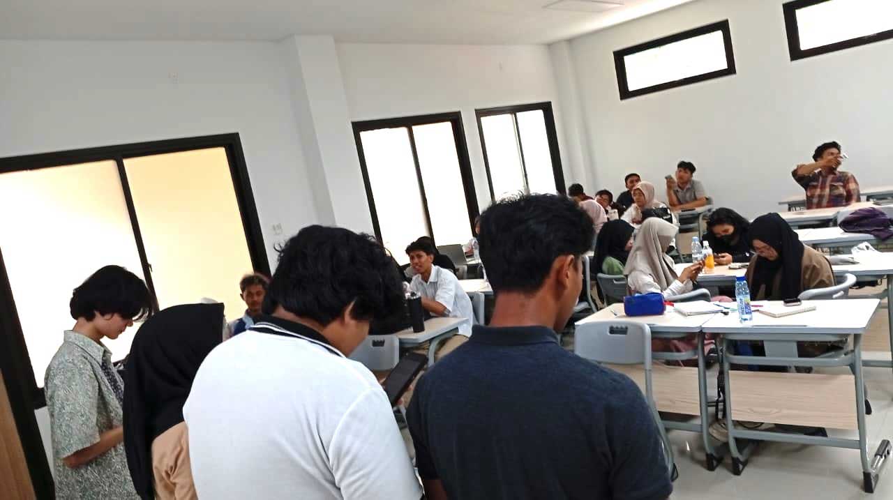 Kelompok 1 sedang mempresentasikan tugas PSA. Foto: SA/Kontributor