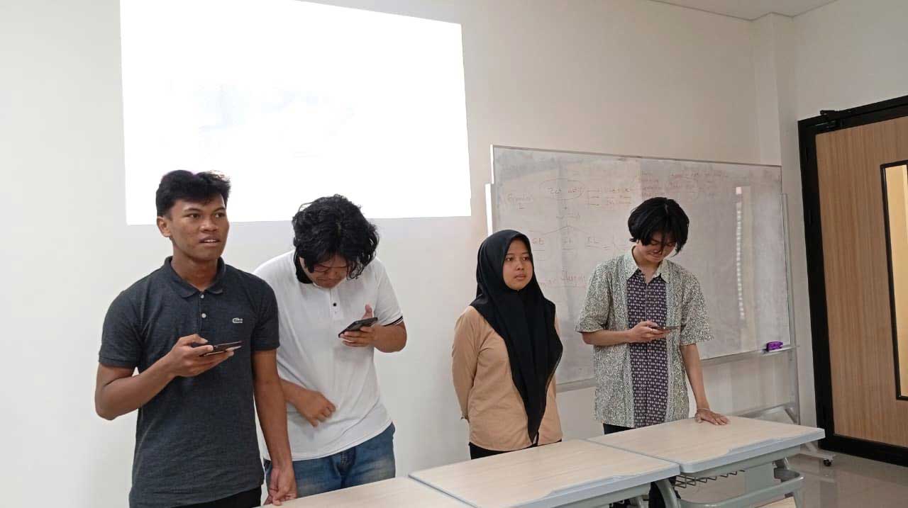 Kelompok 1 sedang mempresentasikan tugas PSA. Foto: SA/Kontributor