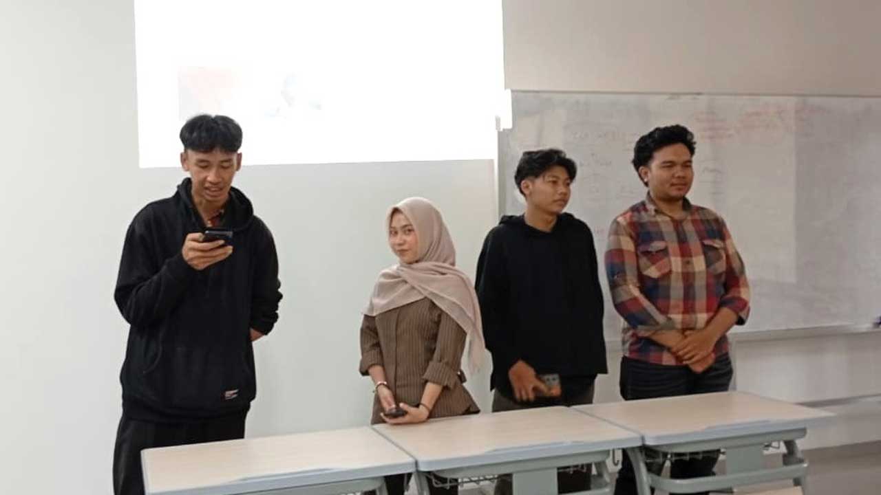 Kelompok 4 sedang mempresentasikan tugas PSA. Foto: SA/Kontributor