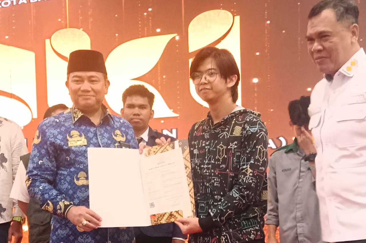 Sertifikat HKI diserahkan secara simbolis oleh Asisten II Bidang Ekonomi dan Pembangunan Setda Balikpapan, Andi Muhammad Yusri Ramli, yang mewakili Wali Kota Balikpapan kepada Faridan. Foto: Istimewa