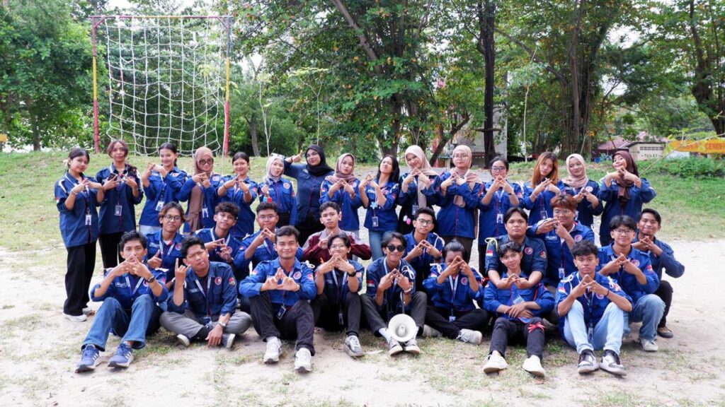 Para panitia berkumpul untuk dokumentasi kegiatan. Foto: HIMATIKA
