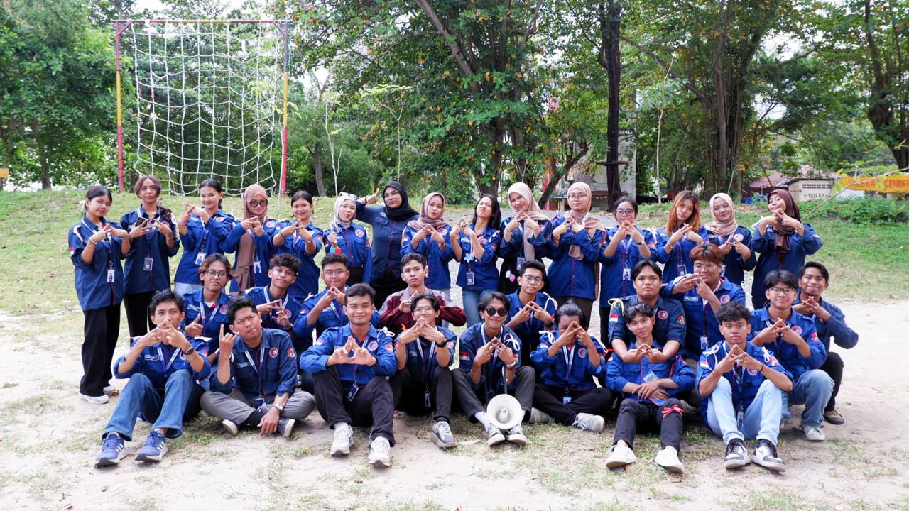 Para panitia berkumpul untuk dokumentasi kegiatan. Foto: HIMATIKA