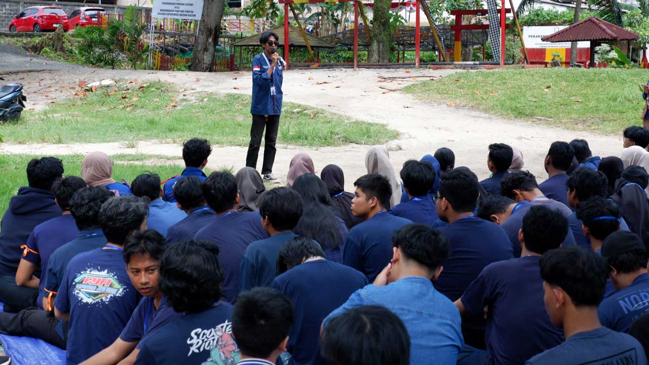 Briefing kakak senior kepada para mahasiswa baru 2025 sebelum acara dimulai, Sabtu (27/9). Foto: HIMATIKA