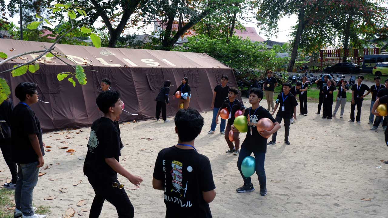 Mahasiswa menggelar acara keakraban dengan permainan. Foto: HIMATIKA