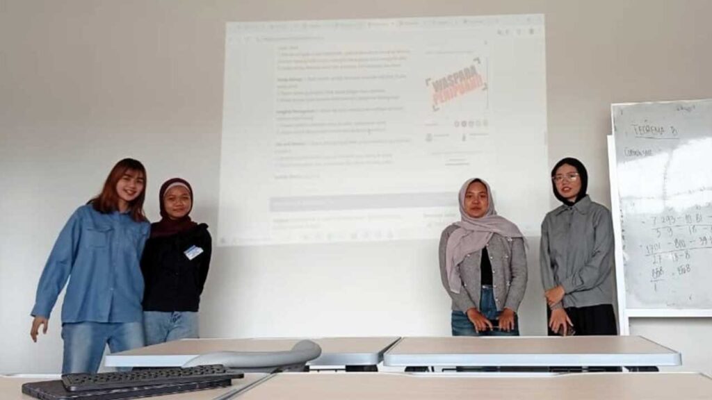 Kelompok mahasiswa yang terdiri dari Zahra Esa Sahratu, Nabilla Putri Pranita, Nur Amandha Rizky, dan Sholehah, berhasil merumuskan panduan praktis yang dinilai paling efektif dalam sebuah tugas simulasi sebagai "Satgas Waspada Investasi & Kejahatan Siber OJK". Foto: SA/Kontributor