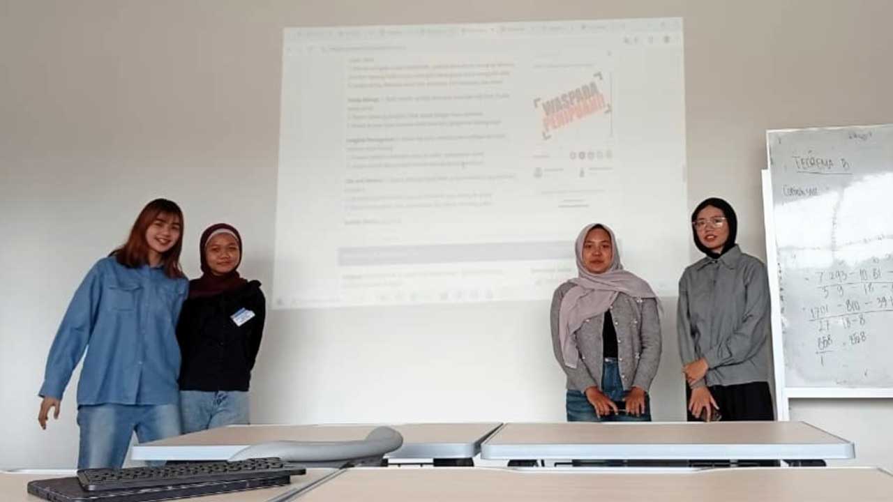 Kelompok mahasiswa yang terdiri dari Zahra Esa Sahratu, Nabilla Putri Pranita, Nur Amandha Rizky, dan Sholehah, berhasil merumuskan panduan praktis yang dinilai paling efektif dalam sebuah tugas simulasi sebagai "Satgas Waspada Investasi & Kejahatan Siber OJK". Foto: SA/Kontributor