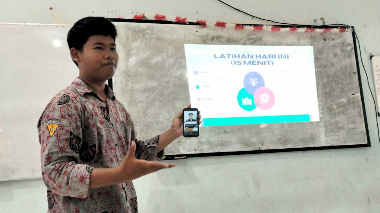 Salah seorang siswa unjuk gigi. Foto: UKM DSC