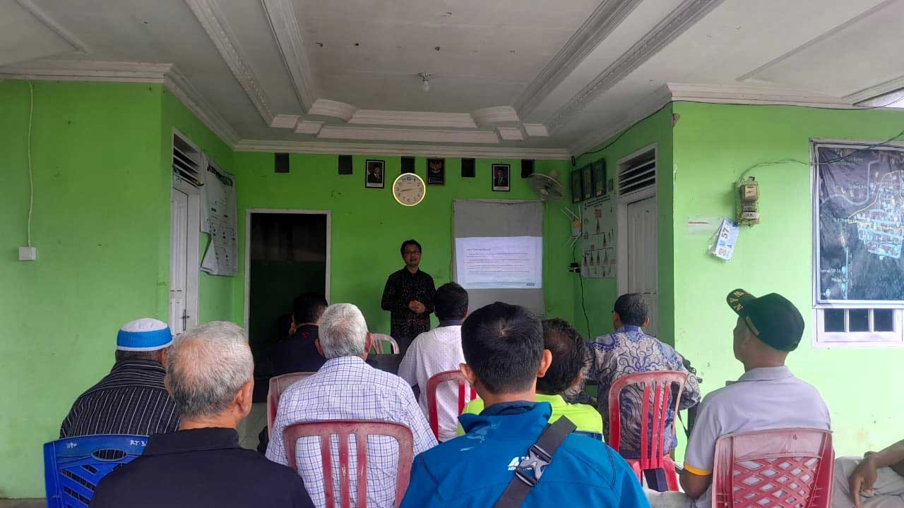 Subur Anugerah saat memaparkan pemanfaatan sistem informasi rumah sehat stroke di Sekretariat Persatuan Penyintas Stroke Indonesia (PPSI) Kota Balikpapan, Minggu (5/10/2025). Foto: Serlina Kombong