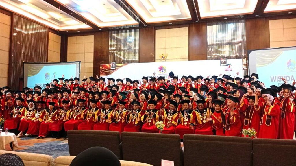 162 wisudawan Fakultas Ilmu Komputer, terdiri atas 108 orang lulusan S1 Informatika, 16 orang lulusan S1 Teknologi Informasi, dan 38 orang lulusan S1 Sistem Informasi. Foto: Subur Anugerah