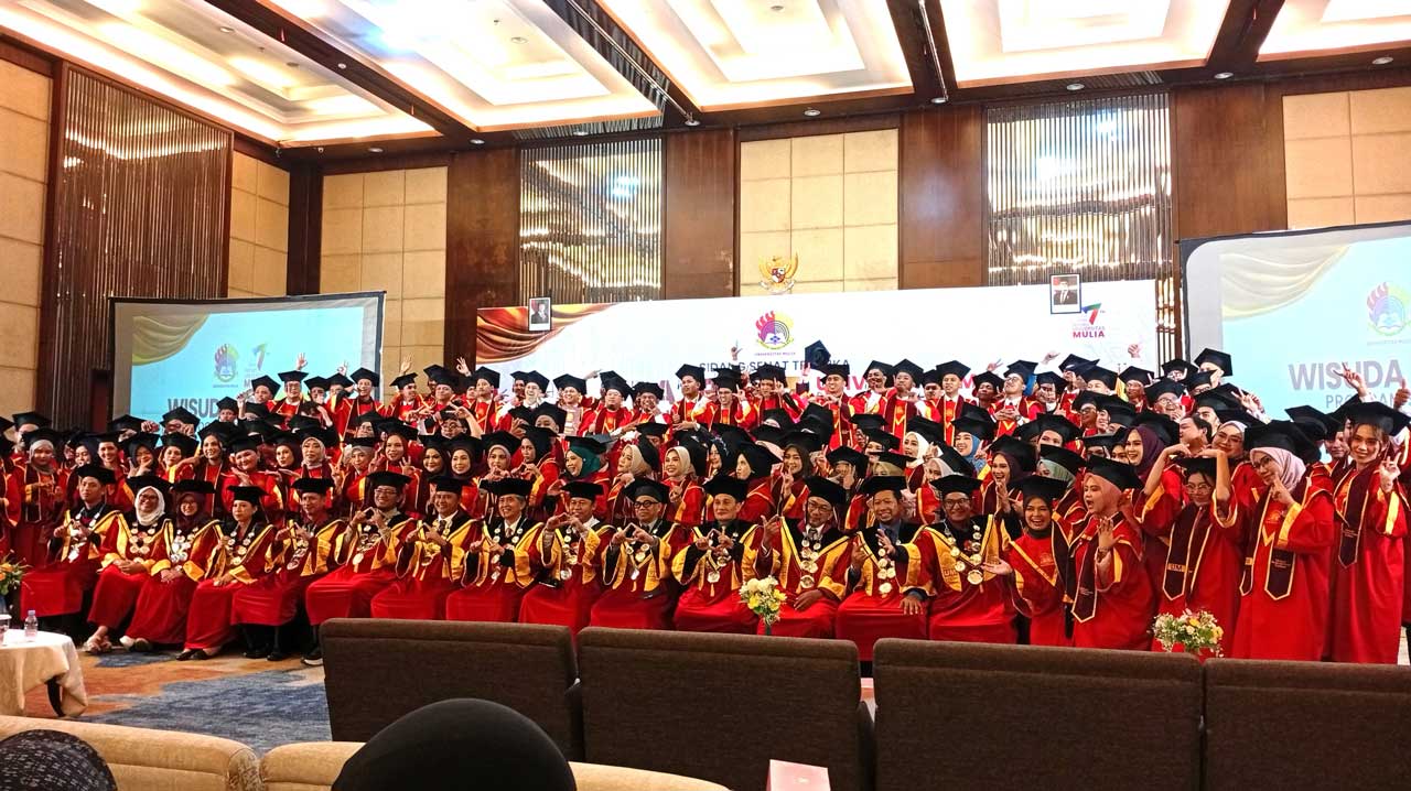 162 wisudawan Fakultas Ilmu Komputer, terdiri atas 108 orang lulusan S1 Informatika, 16 orang lulusan S1 Teknologi Informasi, dan 38 orang lulusan S1 Sistem Informasi. Foto: Subur Anugerah