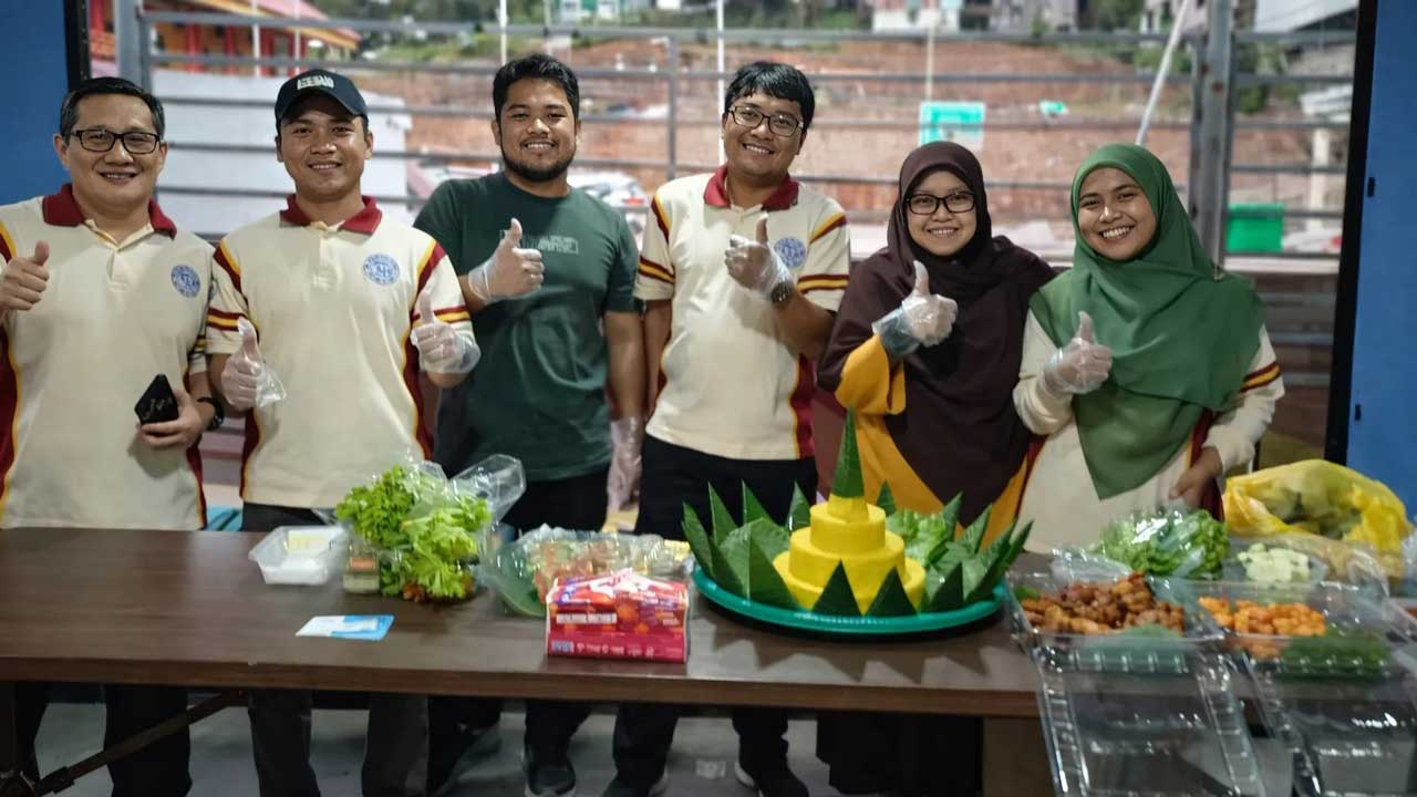 Nampak dalam barisan tim, dari kiri ke kanan: Dekan Djumhadi, Kaprodi S1 Teknologi Informasi Agus Wijayanto, S.Kom., M.Kom., Kaprodi S1 Sistem Informasi Nasruddin bin Idris, S.Kom., M.Kom, Wakil Dekan Tri Sudinugraha, S.Kom., M.Kom, Kaprodi S1 Informatika Isa Rositas, S.Kom., M.Cs, dan Kaprodi S1 Desain Komunikasi Visual Assaidatul Husna, S.Sn., M.Sn. Foto: Istimewa