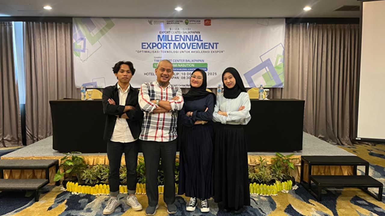 Dosen Istia Budi bersama mahasiswanya dari Prodi S1 Teknologi Informasi, antara lain Aljosa Maynardian, Aqilah Aulya Maulidah, dan Azzahra Noor Istiqomah. Foto: Istimewa