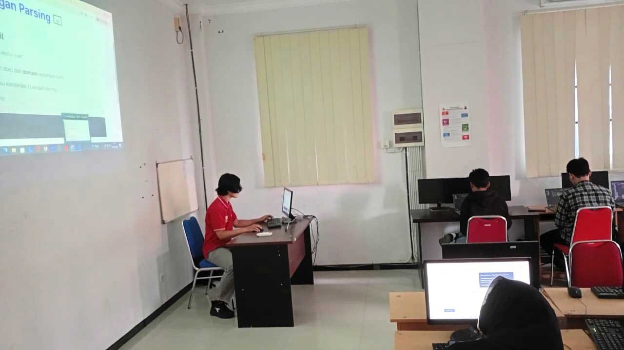 Seorang mahasiswa sedang menyelesaikan tantangan membersihkan data dengan operasi string di Python. Foto: Subur Anugerah