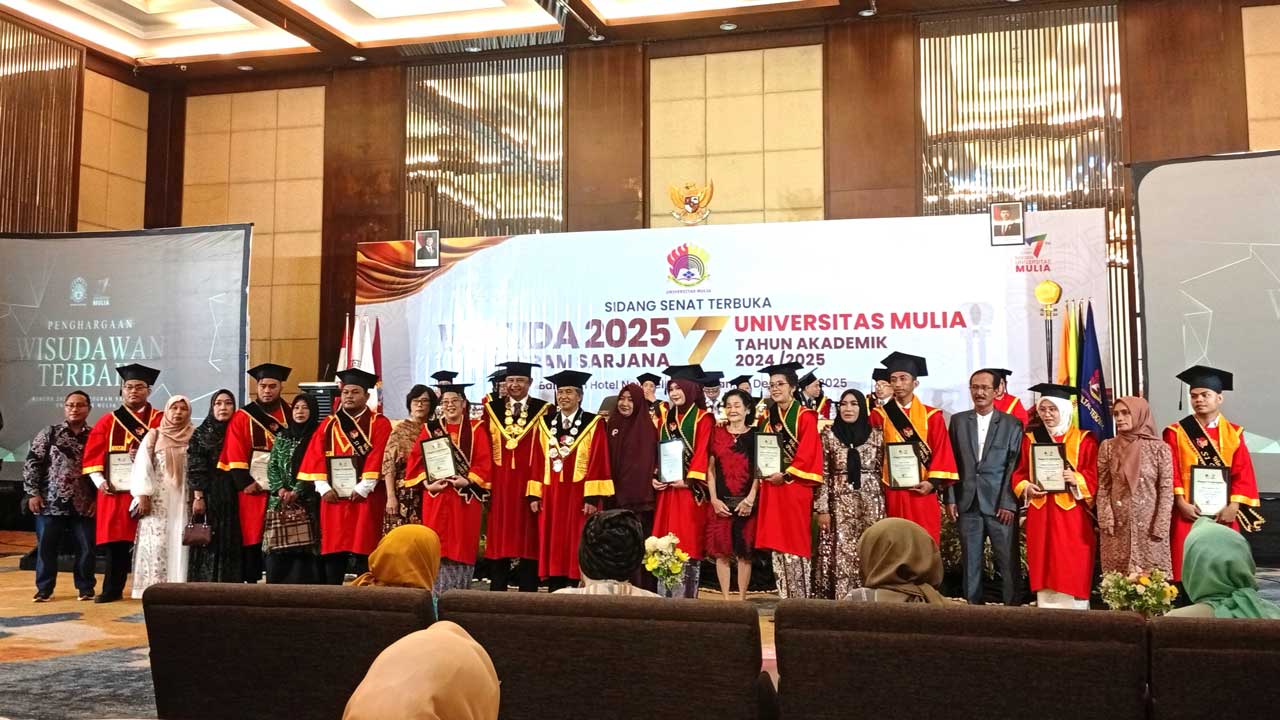 Tiga dari kiri, lulusan terbaik diraih oleh Iskal Alrozhan angkatan 2021 S1 Informatika dengan IPK 3.89. Syamsul Adhan Pratama angkatan 2021 S1 Sistem Informasi dengan IPK 3.9, dan Wahyu Aji Purnama angkatan 2021 dari S1 Teknologi Informasi dengan IPK 3.87. Masing-masing mendapatkan hadiah dari Bank BNI. Foto: Subur Anugerah