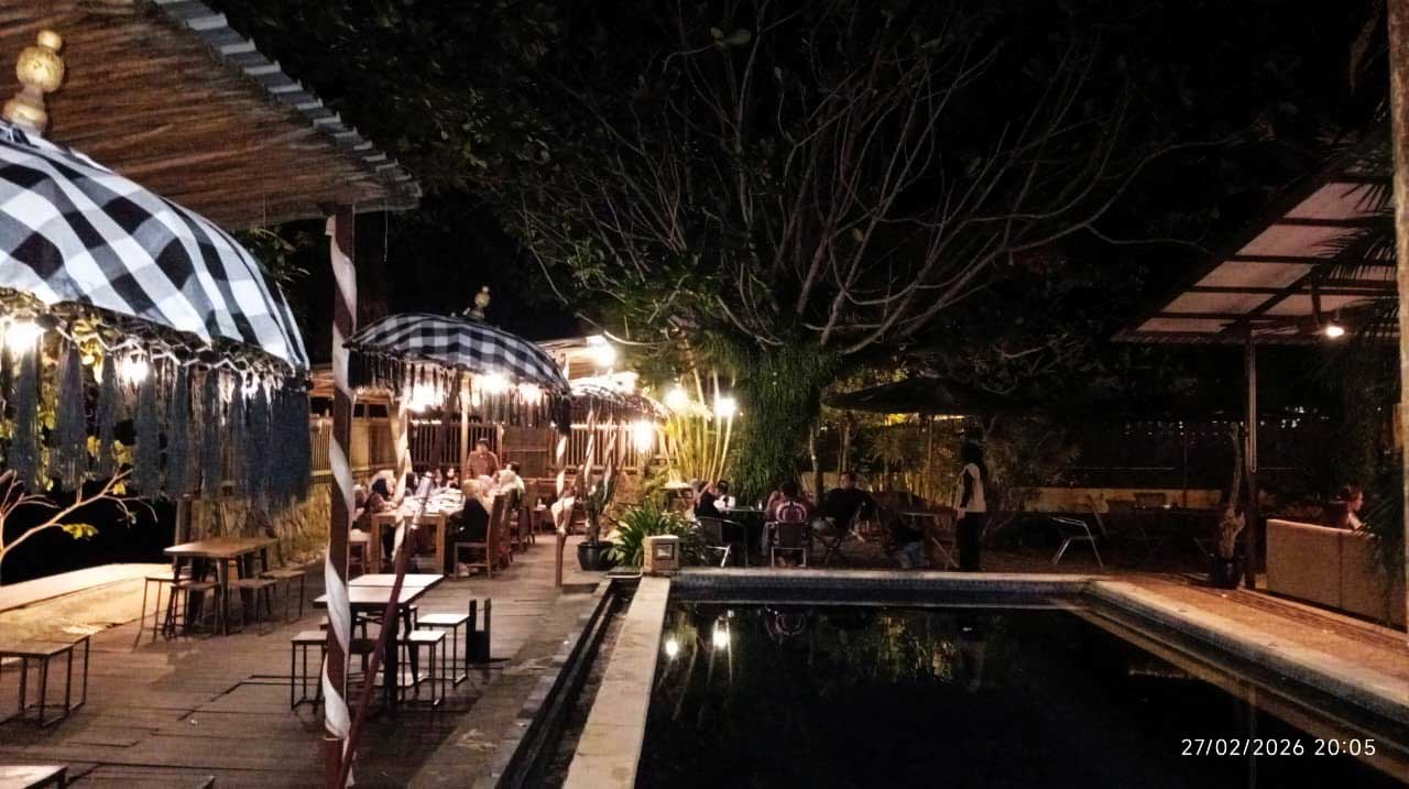 Suasana Coco beach yang nyaman pinggir pantai. Foto: Subur