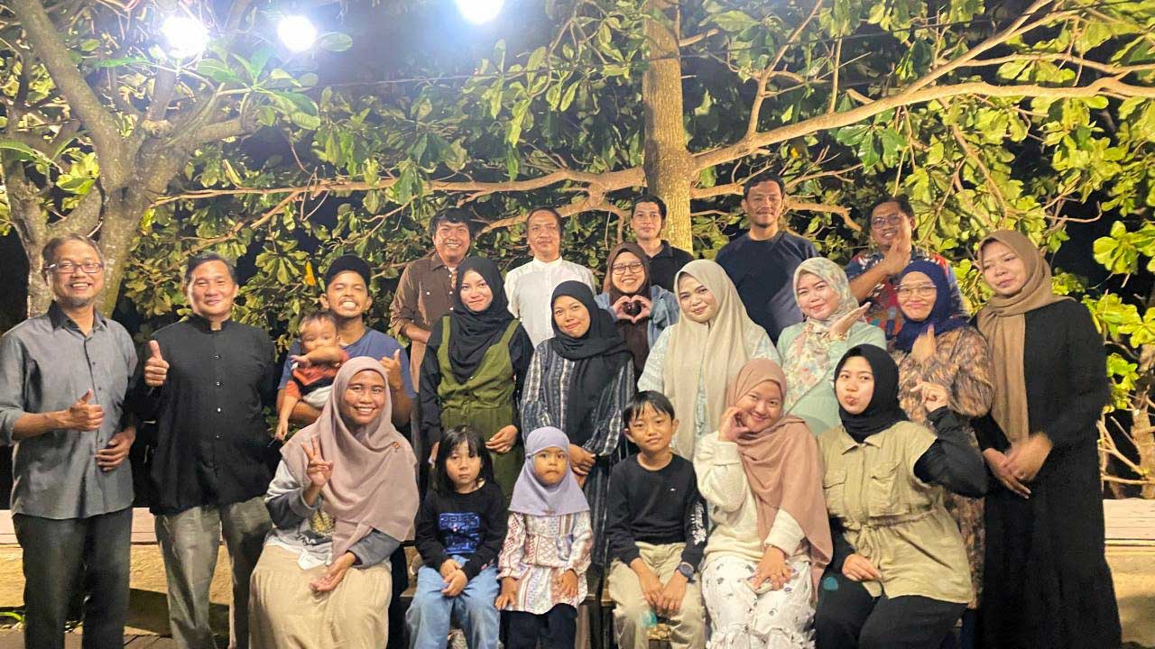 Foto bersama manajemen FIKOM bersama keluarga usai buka puasa bersama. Foto: Dita