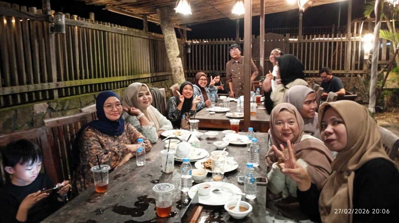 Suasana sebagian manajemen FIKOM usai santap bersama. Foto: Subur